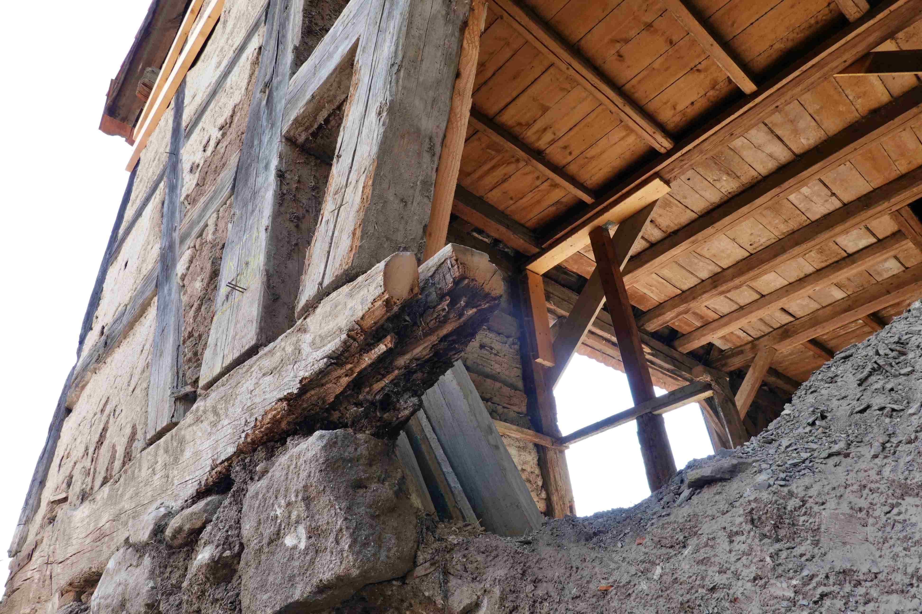 20250809_UGL_Baustelle-Abriss_Scheune-Fundament%20%2863%29_bearb-500kb